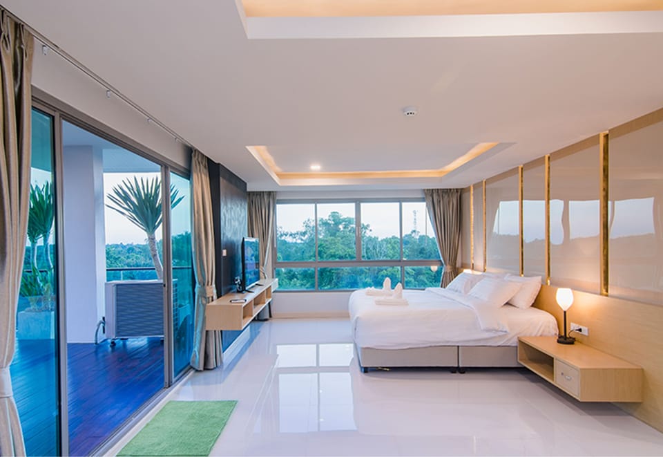 Suite | Minibar, in-room safe, blackout drapes, soundproofing