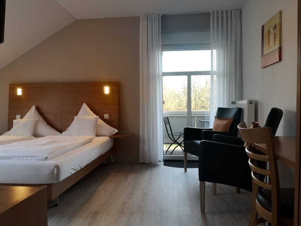 Standard Double or Twin Room | Hypo-allergenic bedding, in-room safe, individually decorated, desk