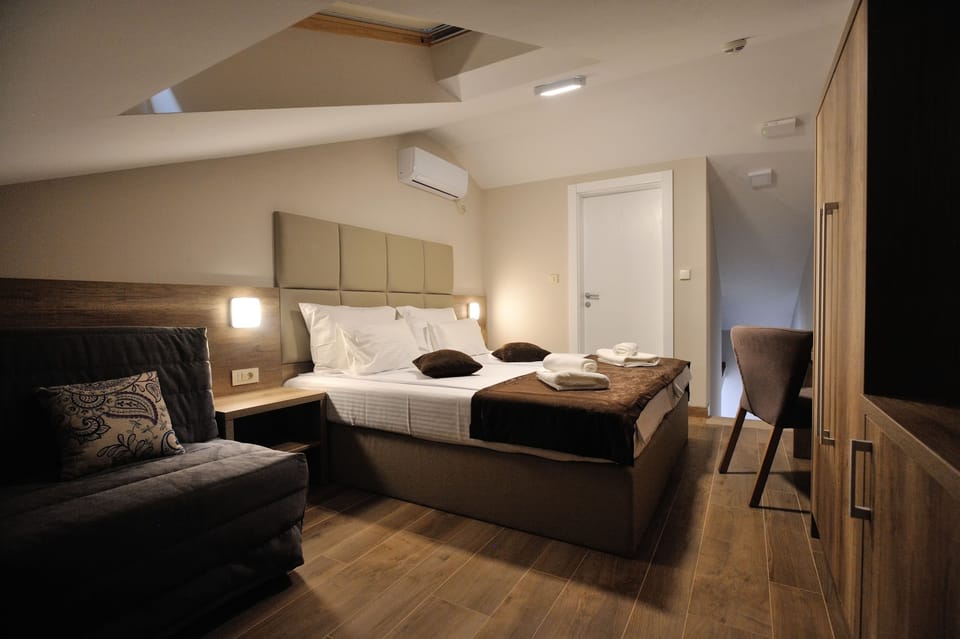 Single Room | Minibar, in-room safe, desk, laptop workspace