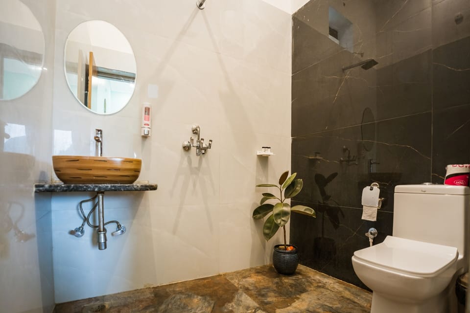 Superior Double Room | Bathroom | Shower, bidet