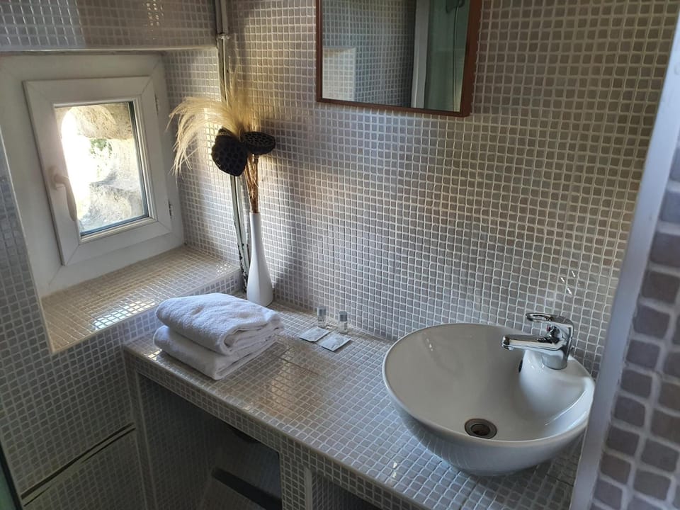 Shower, free toiletries, towels