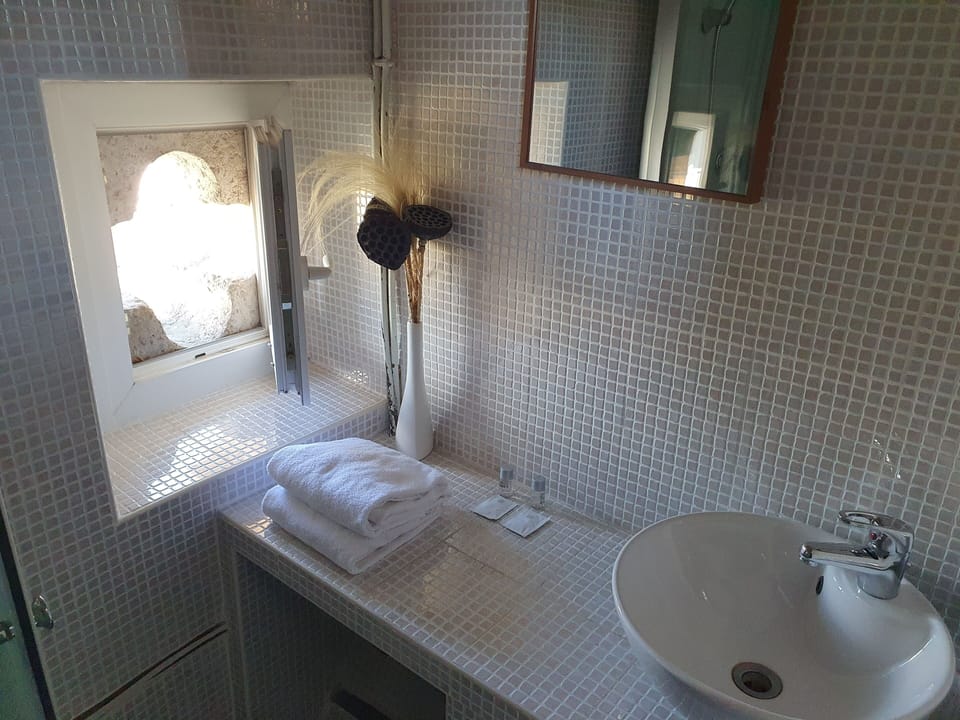 Double Room, Non Smoking | Bathroom | Shower, free toiletries, towels