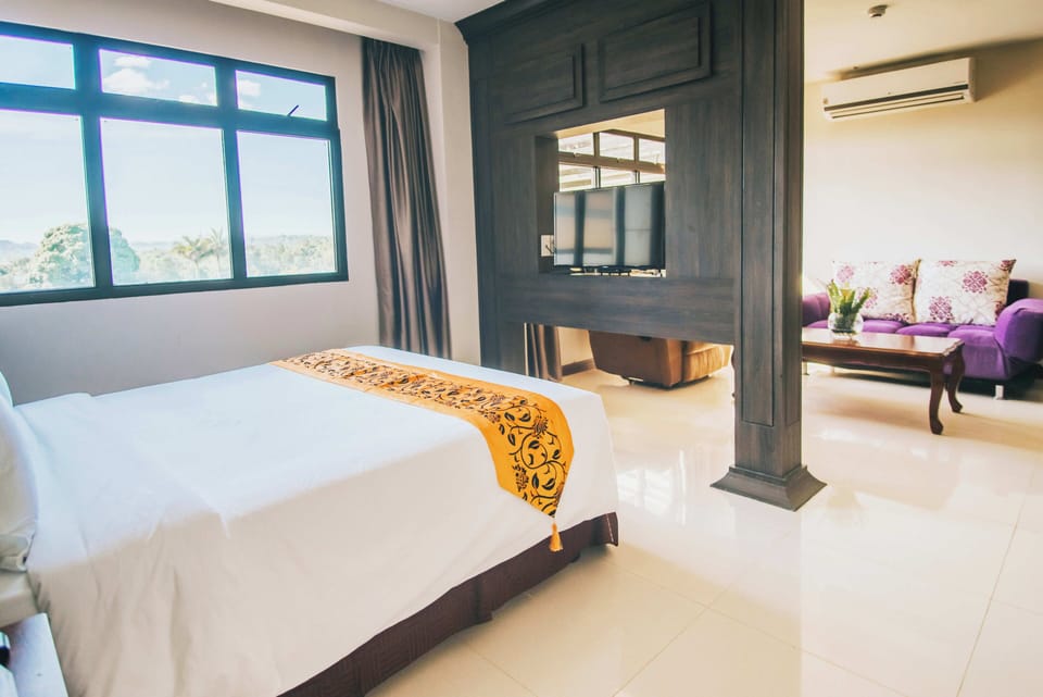Executive Suite | Free WiFi, bed sheets, wheelchair access
