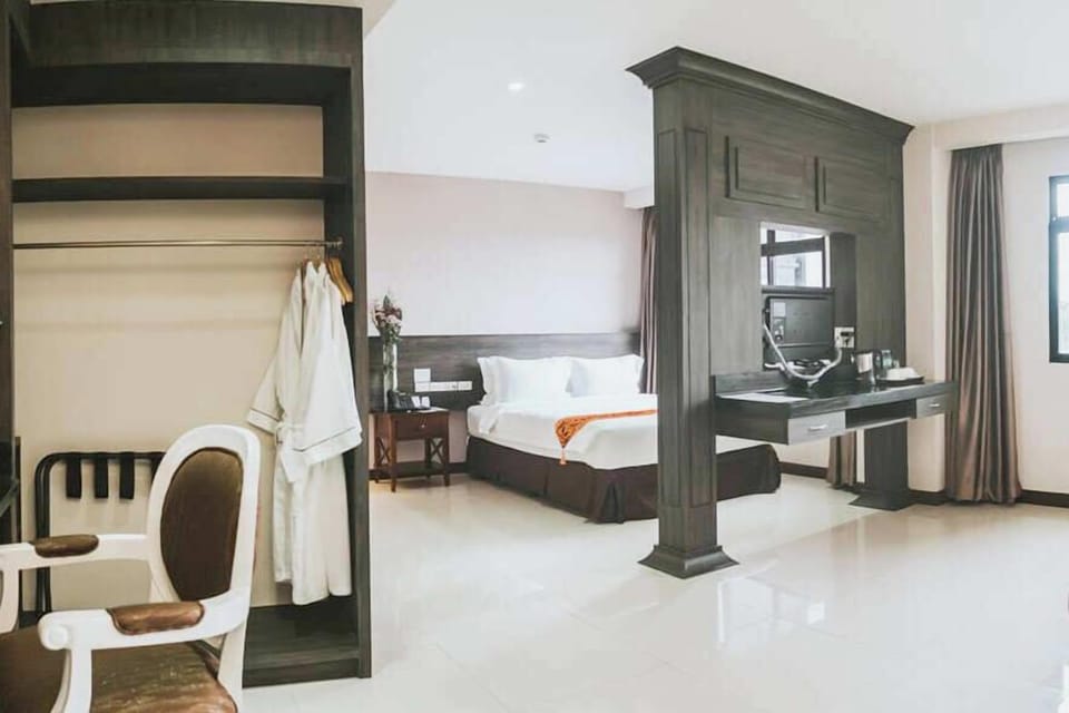 Executive Suite | Free WiFi, bed sheets, wheelchair access