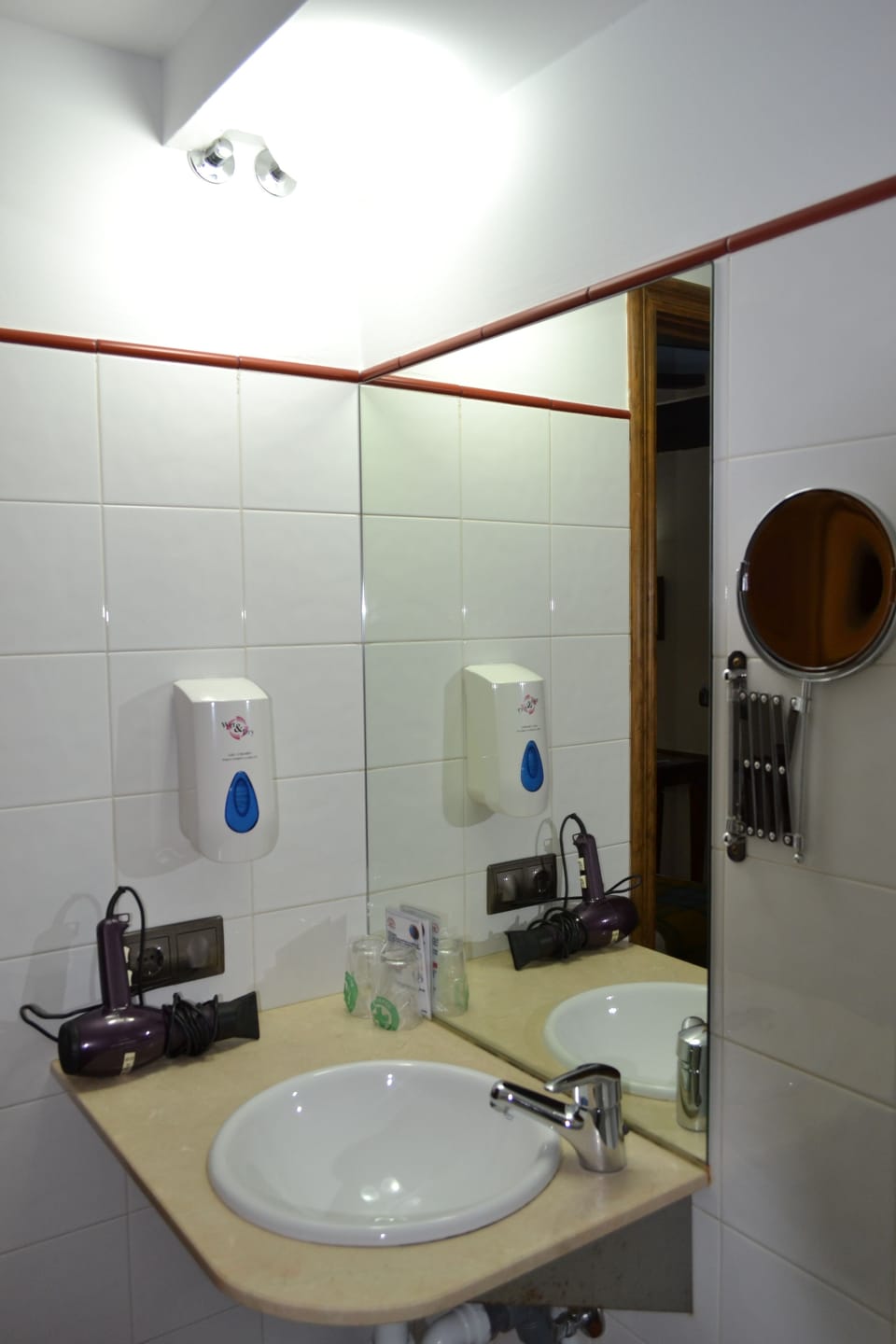 Economy Double or Twin Room, Non Smoking | Bathroom | Shower, free toiletries, hair dryer, towels