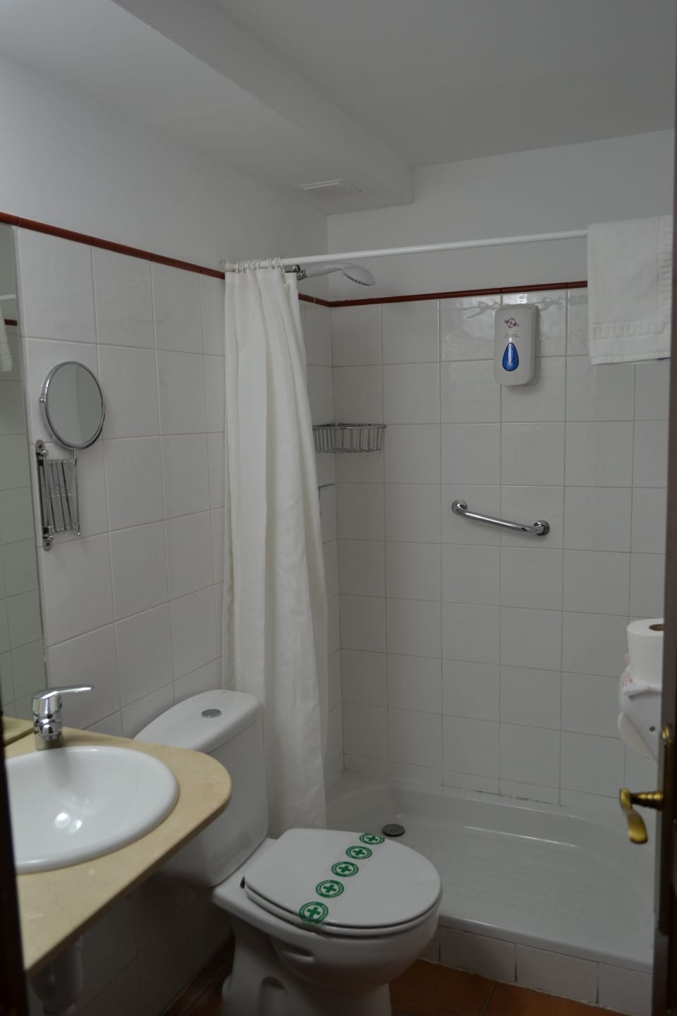 Economy Double or Twin Room, Non Smoking | Bathroom | Shower, free toiletries, hair dryer, towels