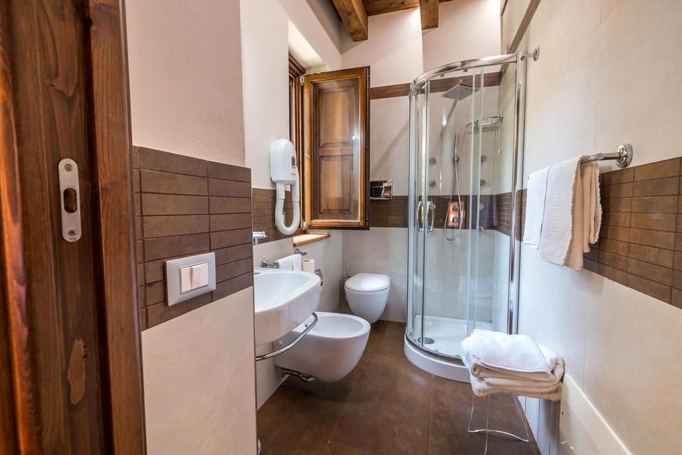 Standard Triple Room, Multiple Beds, Non Smoking, Courtyard View | Bathroom | Shower, hair dryer, bidet, towels