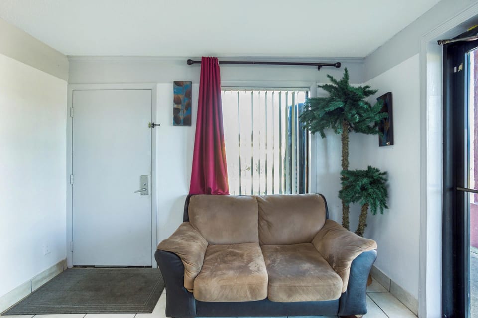 Deluxe Studio, 1 King Bed, Kitchenette, City View | Laptop workspace, free WiFi, bed sheets