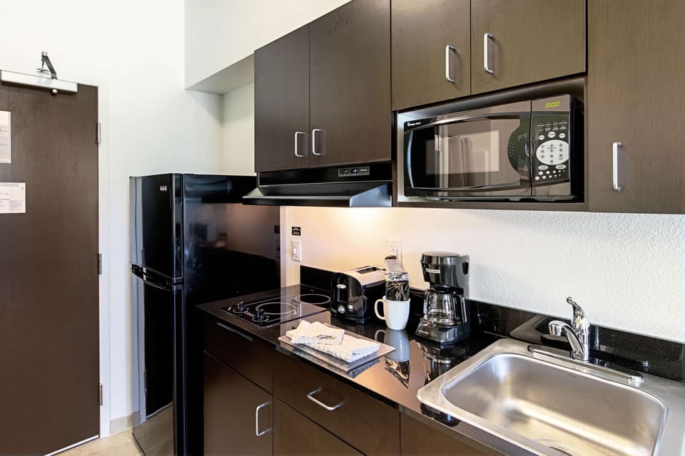Full-size fridge, microwave, stovetop, coffee/tea maker