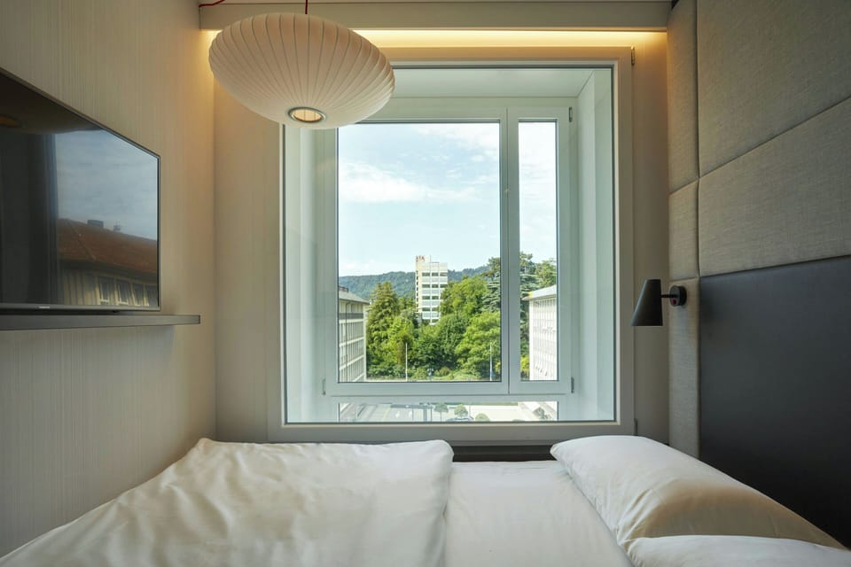 Room, 1 King Bed (High Floor) | Premium bedding, pillowtop beds, in-room safe, desk
