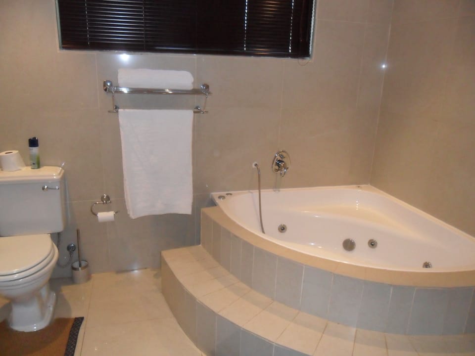 Luxury Room, 1 Queen Bed, Non Smoking | Bathroom | Jetted tub, hydromassage showerhead, free toiletries, towels