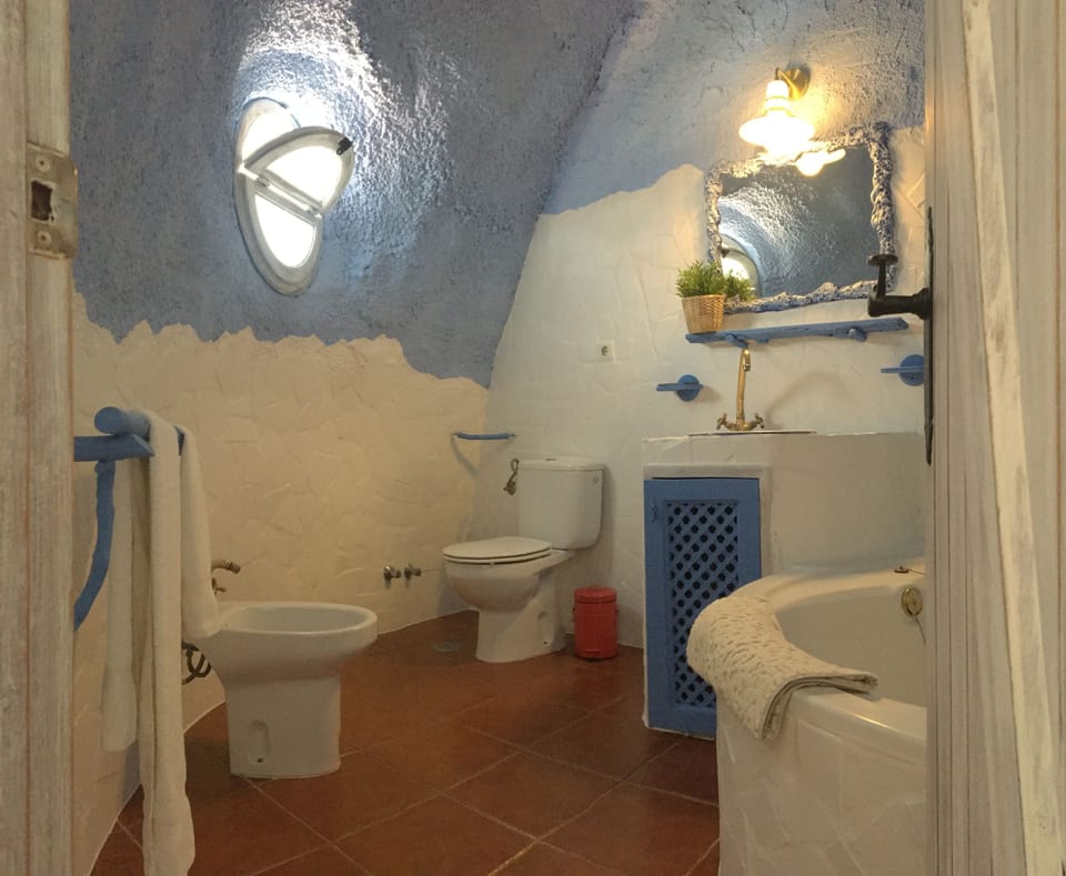 Deluxe Bungalow, Mountain View | Bathroom | Shower, rainfall showerhead, free toiletries, hair dryer