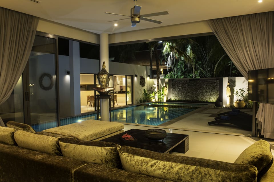 Panoramic Quadruple Room, Ocean View, Poolside | Living area | Smart TV, Netflix