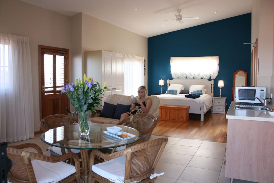 King Suite (Adults Only) | In-room dining