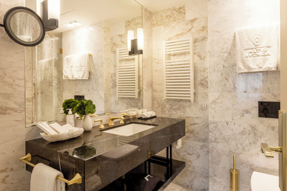 Suite (Rossio Square View) | Bathroom | Hair dryer, bathrobes, slippers, bidet