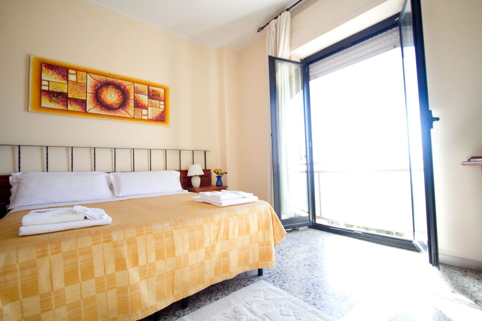 Frette Italian sheets, premium bedding, in-room safe, desk