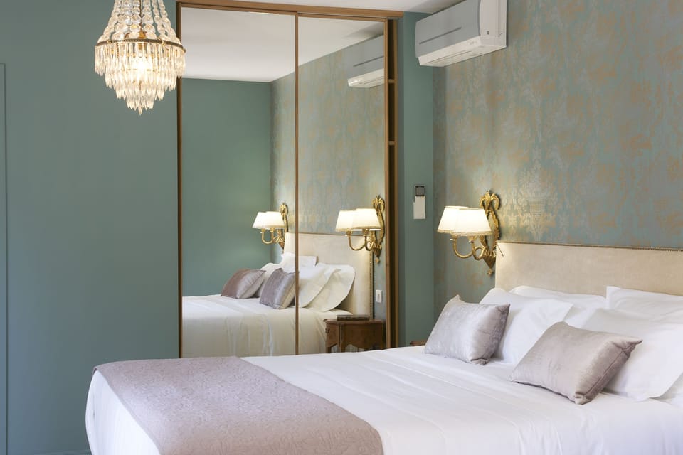 Suite (Montesquieu) | Minibar, individually decorated, individually furnished, desk