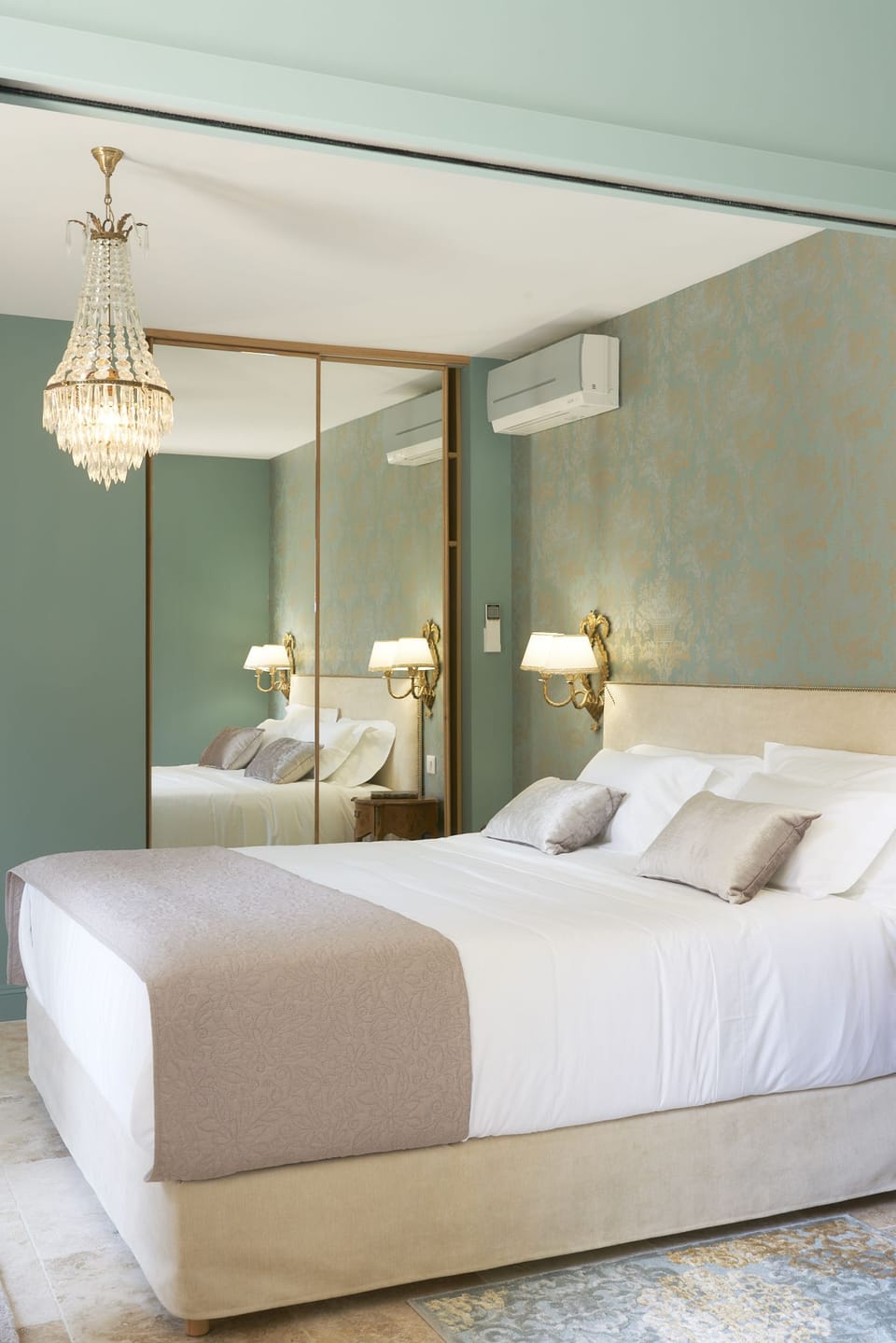 Suite (Montesquieu) | Minibar, individually decorated, individually furnished, desk