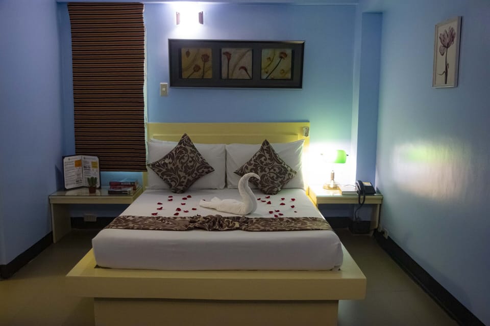Standard Room, 1 Queen Bed | Premium bedding, in-room safe, desk, soundproofing