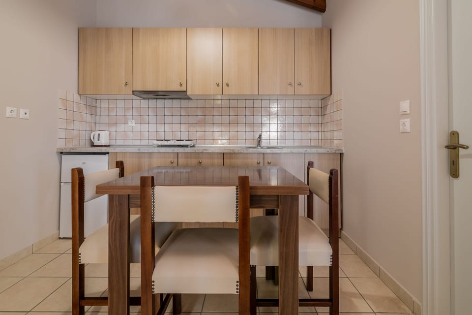 Studio | Private kitchen | Mini-fridge, electric kettle
