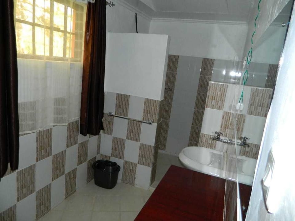 Deluxe Room | Bathroom | Shower, rainfall showerhead, free toiletries, slippers