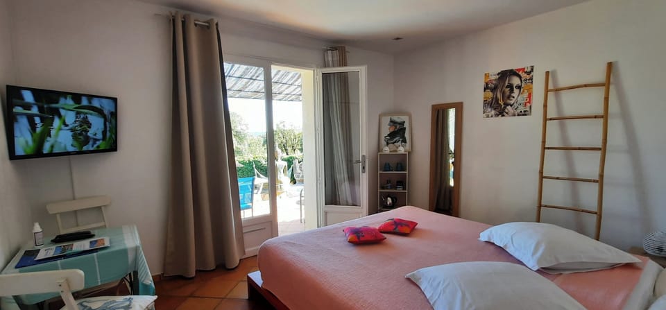 Comfort Double Room, 1 King Bed | Individually decorated, individually furnished, blackout drapes