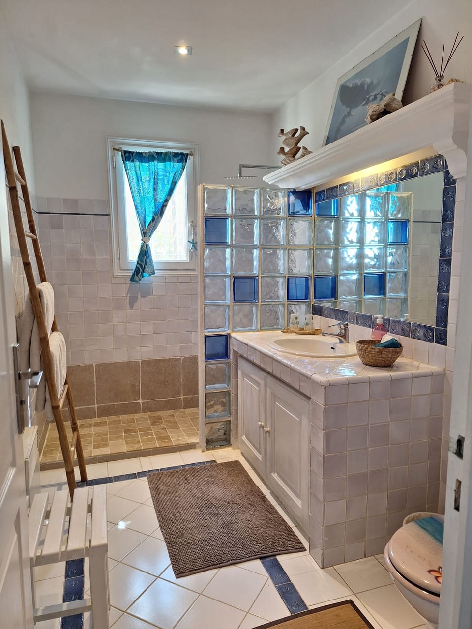 Comfort Double Room, 1 King Bed | Bathroom | Shower, hair dryer, towels