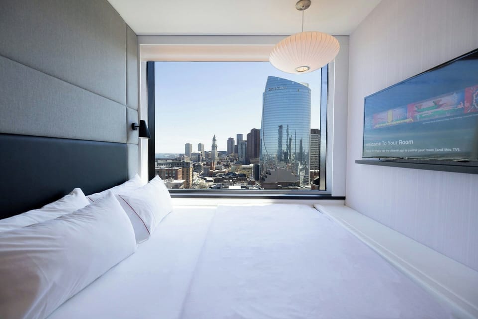 Premium Room, 1 King Bed (View) | Premium bedding, pillowtop beds, in-room safe, desk