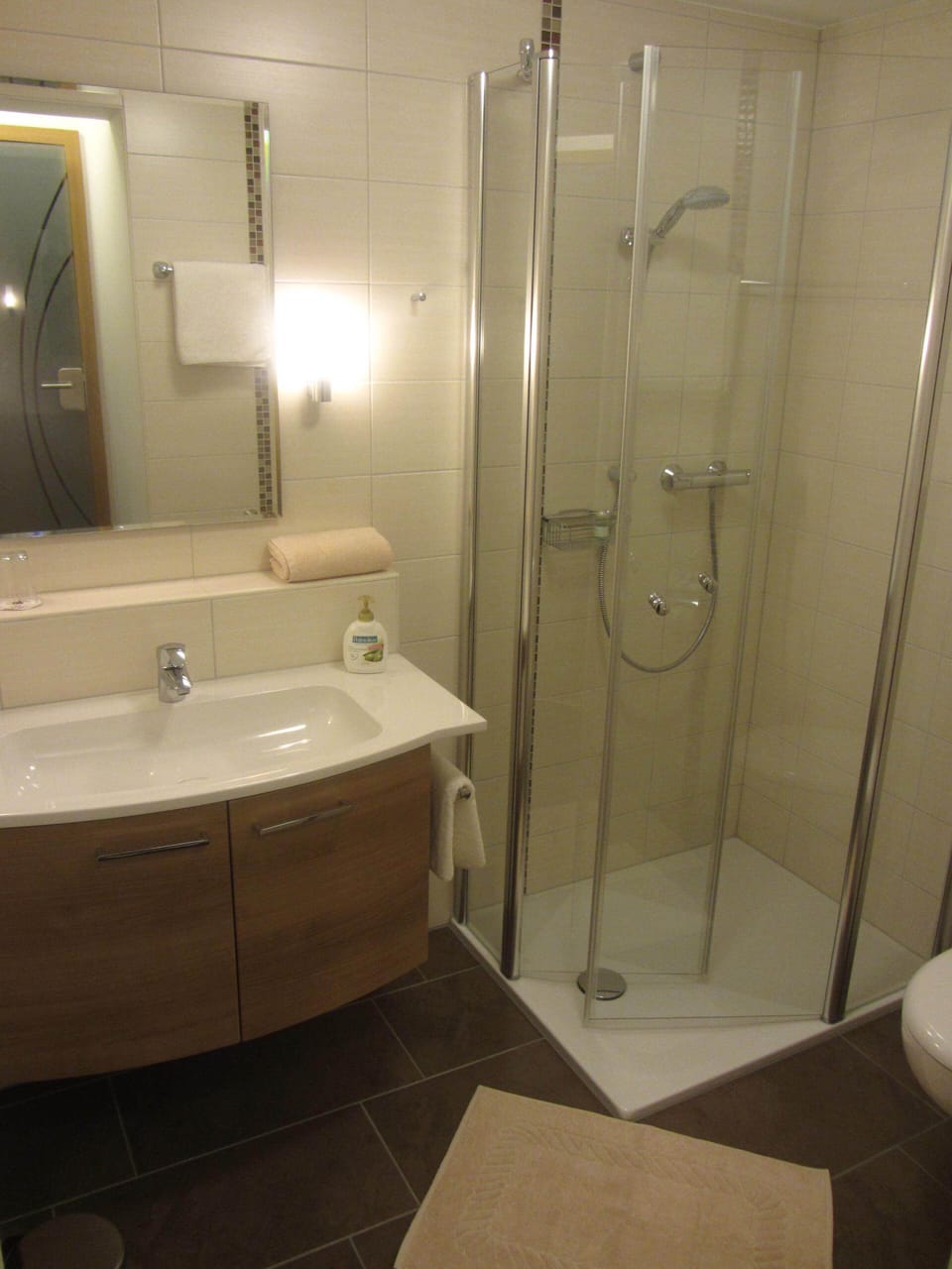 Single Room, Non Smoking | Bathroom | Shower, free toiletries, hair dryer, towels