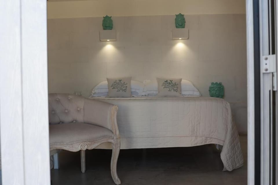 Classic Room | 1 bedroom, minibar, individually decorated, individually furnished