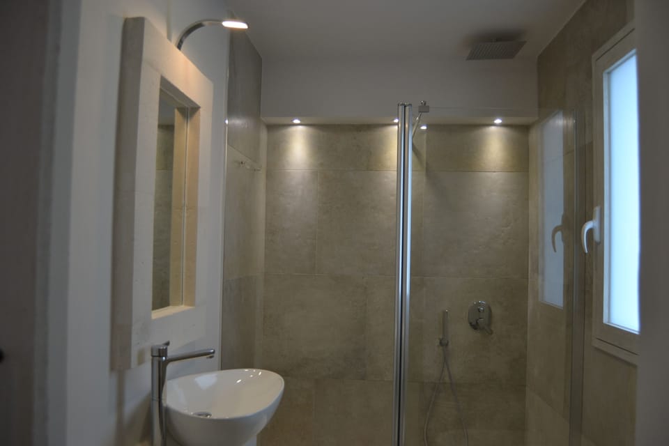 Shower, bidet, towels