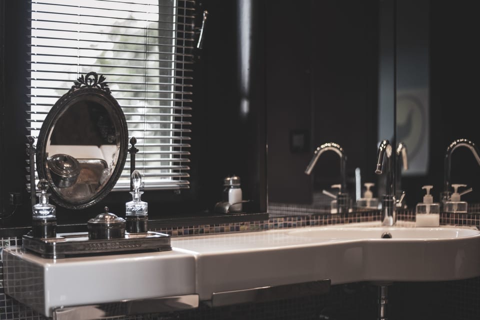 Family Room | Bathroom | Shower, free toiletries, hair dryer, bidet