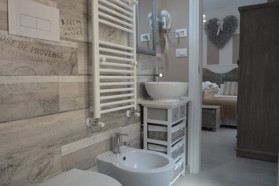 Shower, hydromassage showerhead, free toiletries, hair dryer