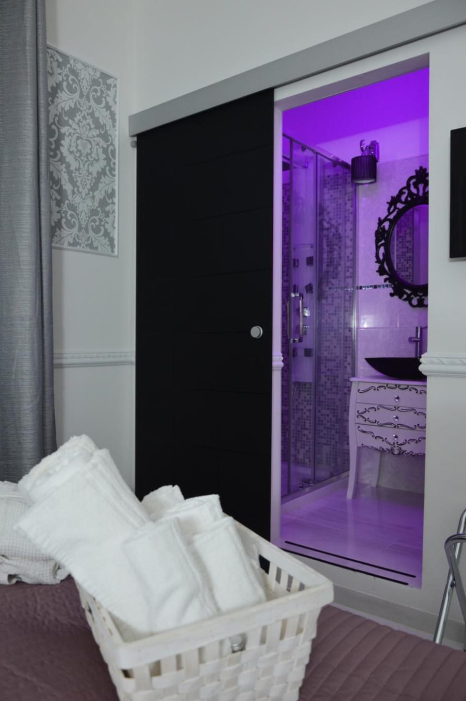 Shower, hydromassage showerhead, free toiletries, hair dryer