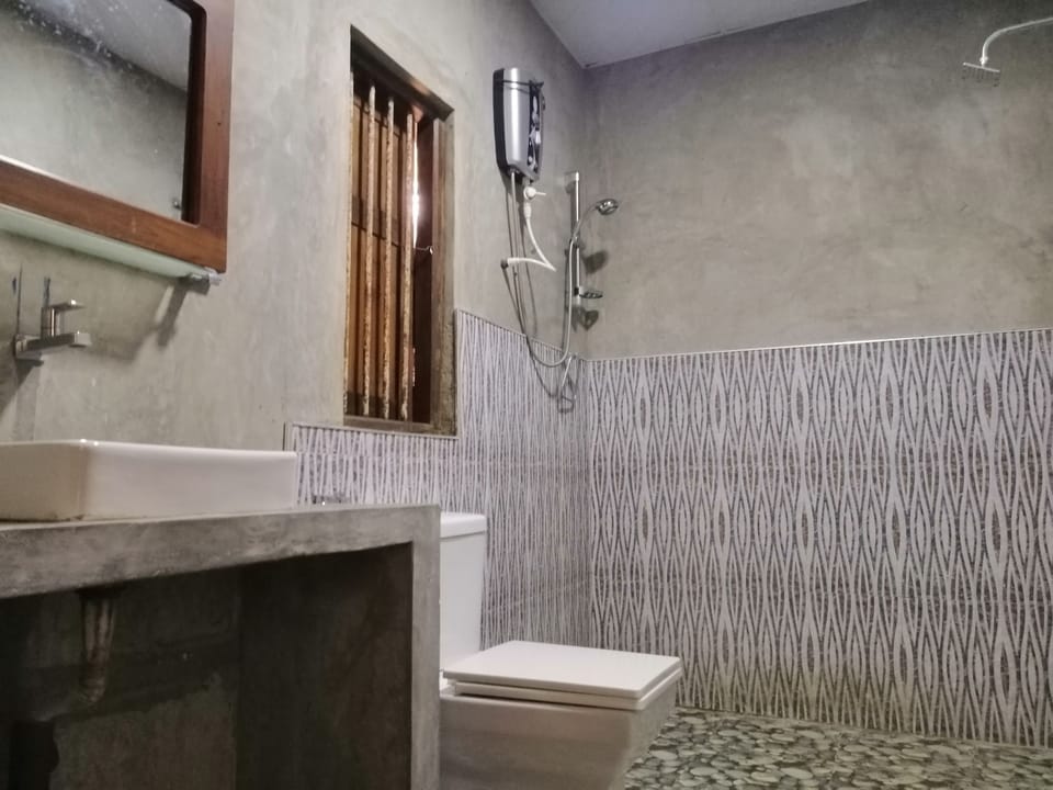 Deluxe Cottage, Multiple Beds, Non Smoking | Bathroom | Shower, bidet
