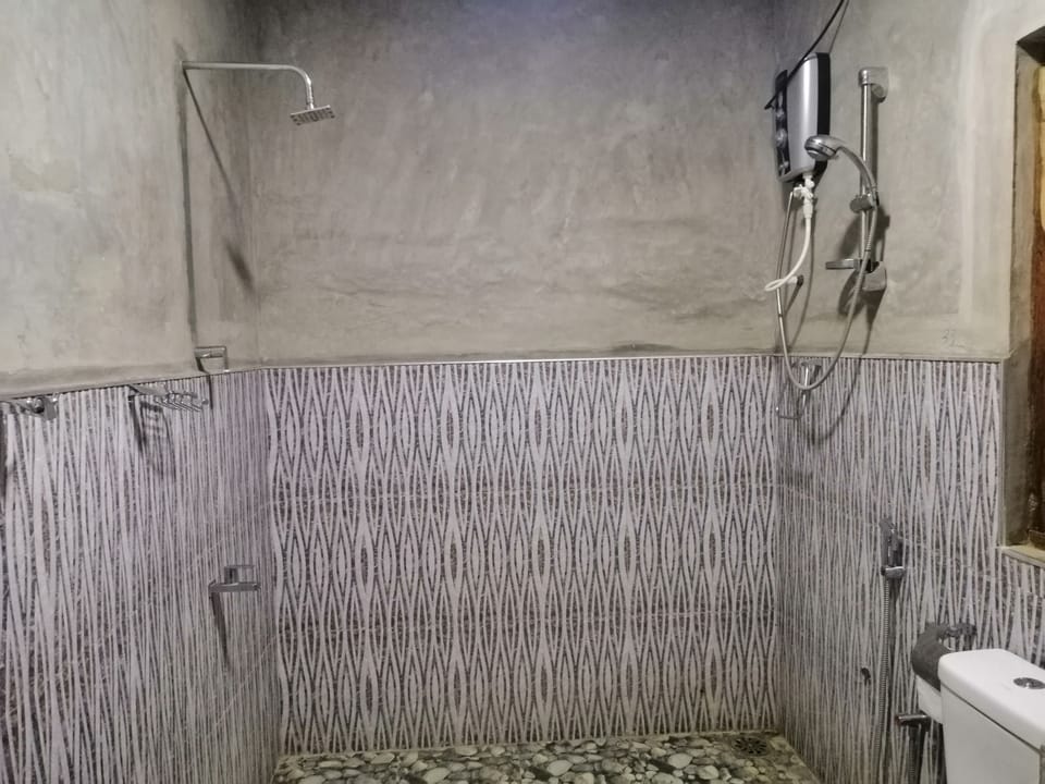 Deluxe Cottage, Multiple Beds, Non Smoking | Bathroom | Shower, bidet