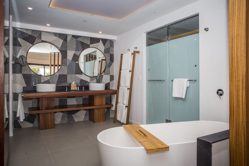 Swim Up Suite Outdoor Jacuzzi | Bathroom | Separate tub and shower, jetted tub, rainfall showerhead