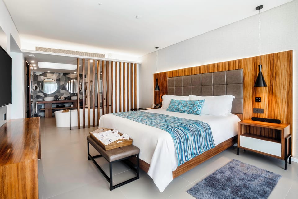 Pillowtop beds, free minibar, in-room safe, desk