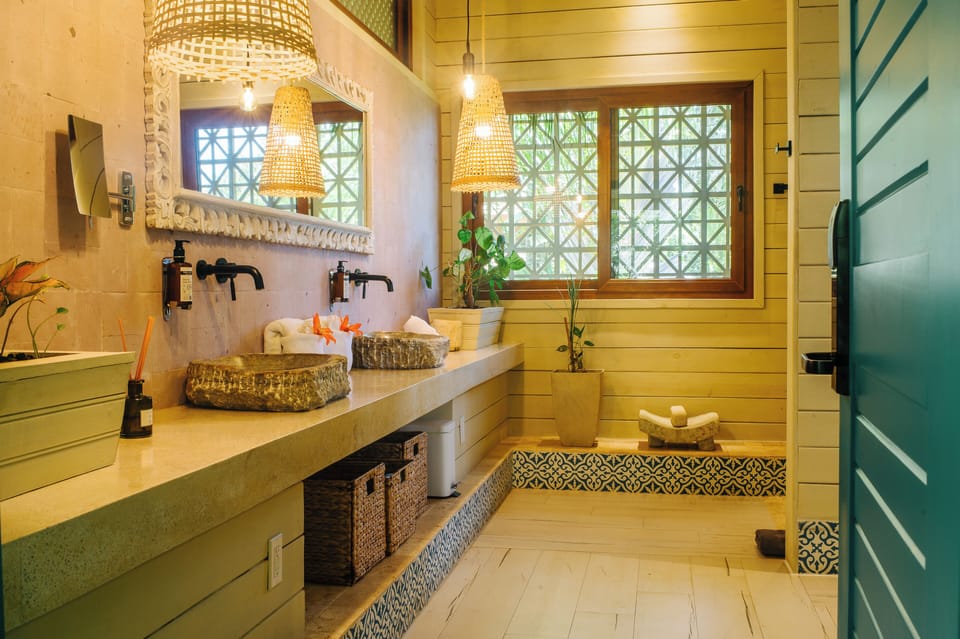 Design Double Room, 1 King Bed, Non Smoking, Sea View | Bathroom | Designer toiletries, hair dryer (on request), towels
