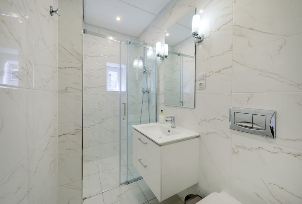 Economy Double Room | Bathroom | Shower, rainfall showerhead, free toiletries, hair dryer