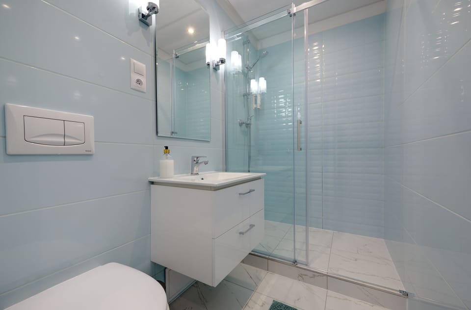 Deluxe Double Room | Bathroom | Shower, rainfall showerhead, free toiletries, hair dryer