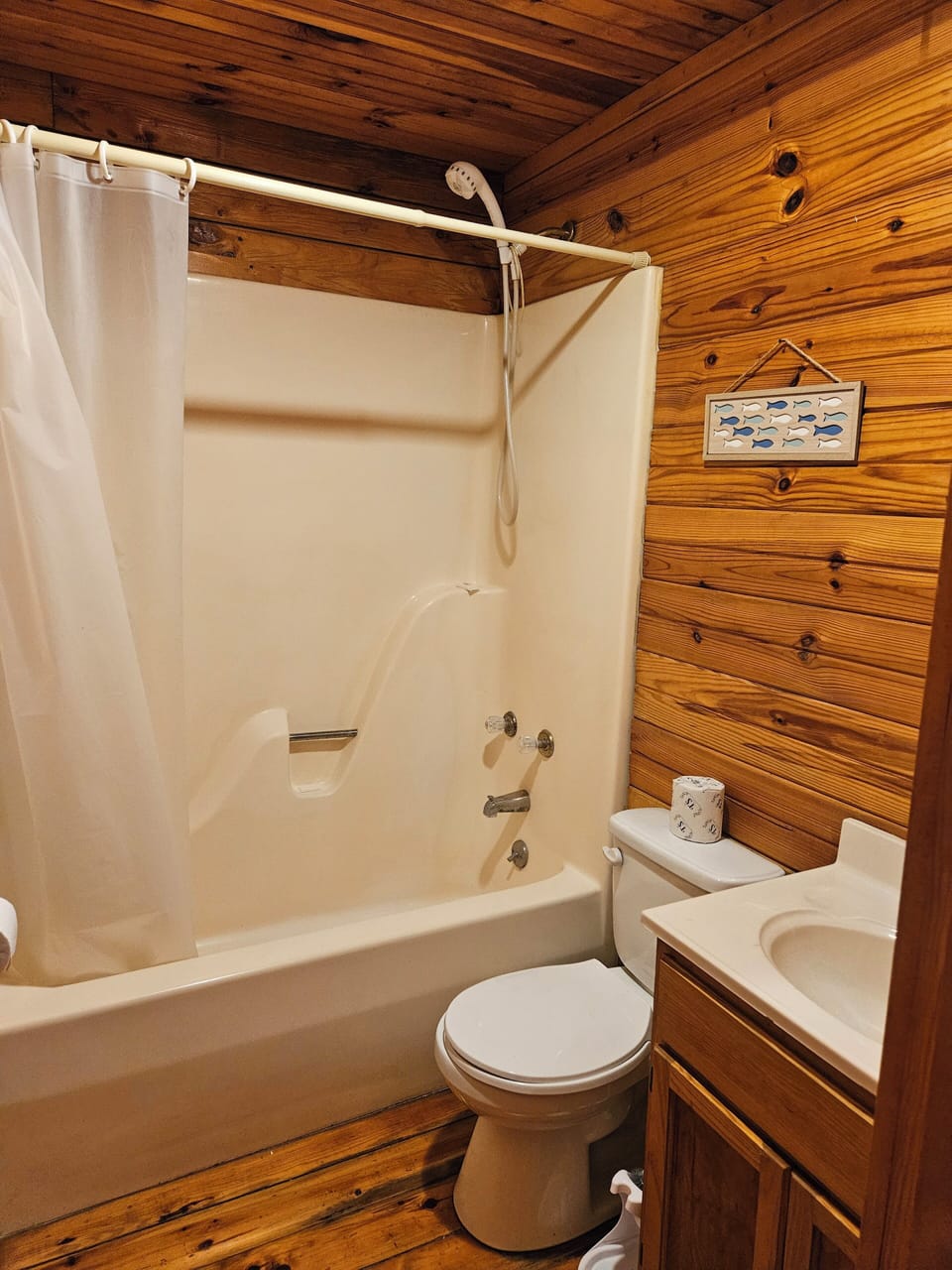 Family Cabin | Bathroom | Combined shower/tub, towels