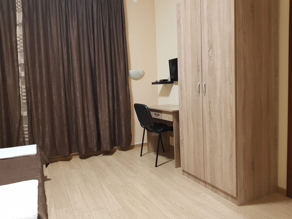 Apartment (2 people) | Desk, blackout drapes, soundproofing, iron/ironing board