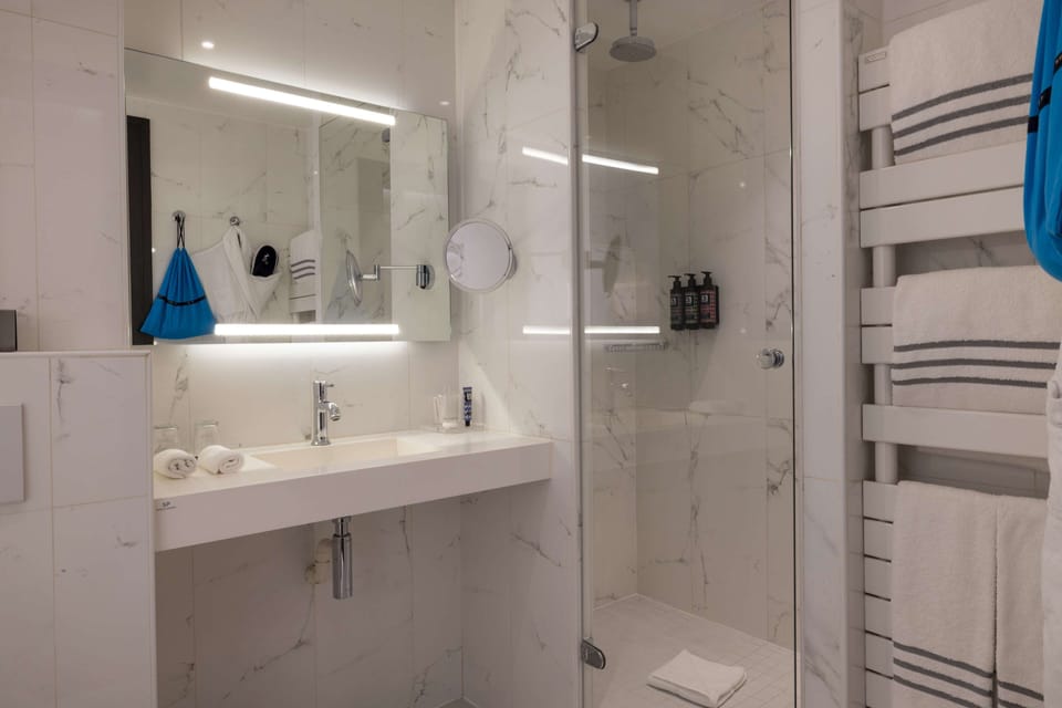 Superior Room | Bathroom | Eco-friendly toiletries, hair dryer, bathrobes, slippers