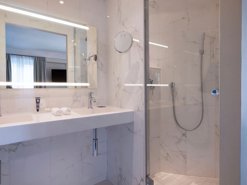 Deluxe Room Opera View | Bathroom | Eco-friendly toiletries, hair dryer, bathrobes, slippers