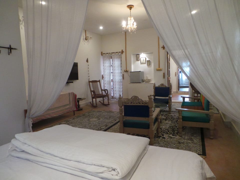 Classic Studio Suite | Desk, laptop workspace, soundproofing, WiFi (free)