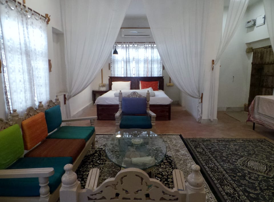 Classic Studio Suite | Desk, laptop workspace, soundproofing, WiFi (free)