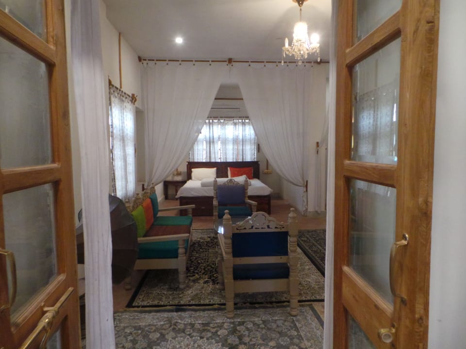 Classic Studio Suite | Desk, laptop workspace, soundproofing, WiFi (free)