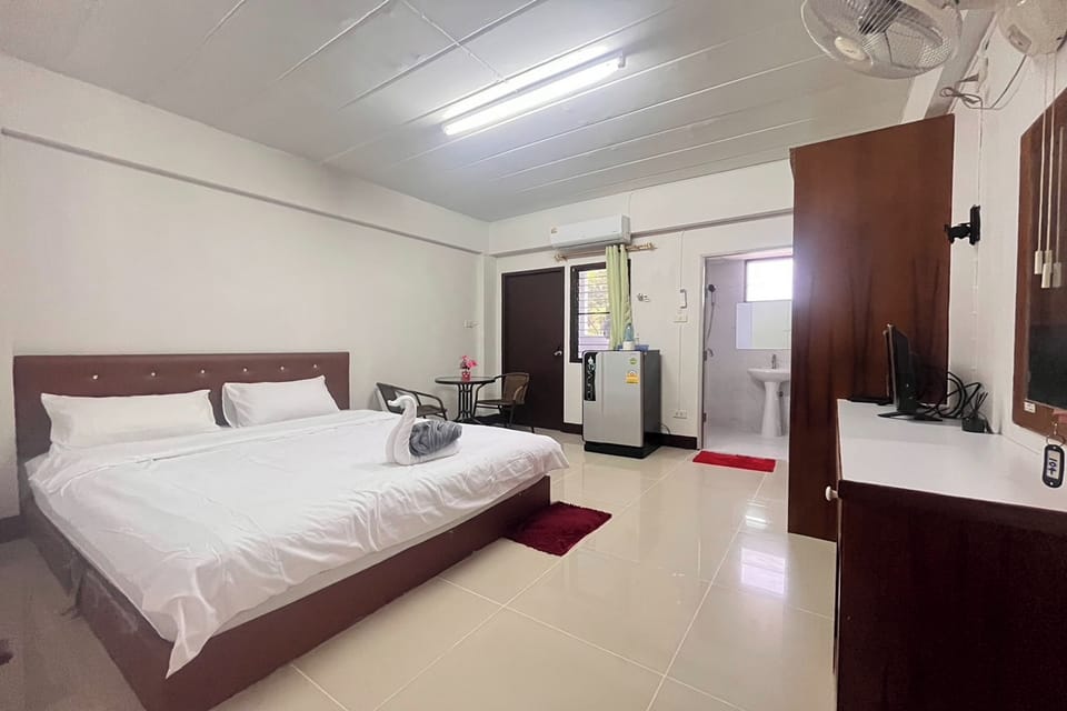 Standard Double Room | Desk, rollaway beds, free WiFi, bed sheets