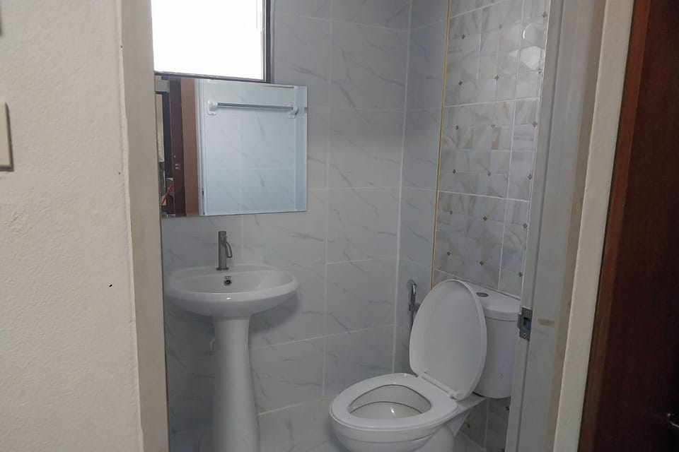 Shower, rainfall showerhead, free toiletries, towels